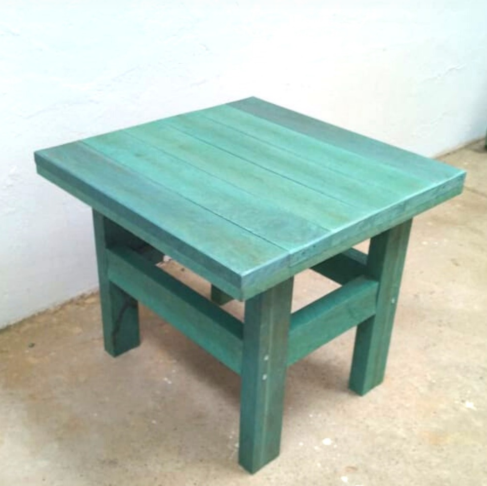 Mesa ecológica fabricada con madera plástica reciclada, ideal para exteriores y resistente al clima.